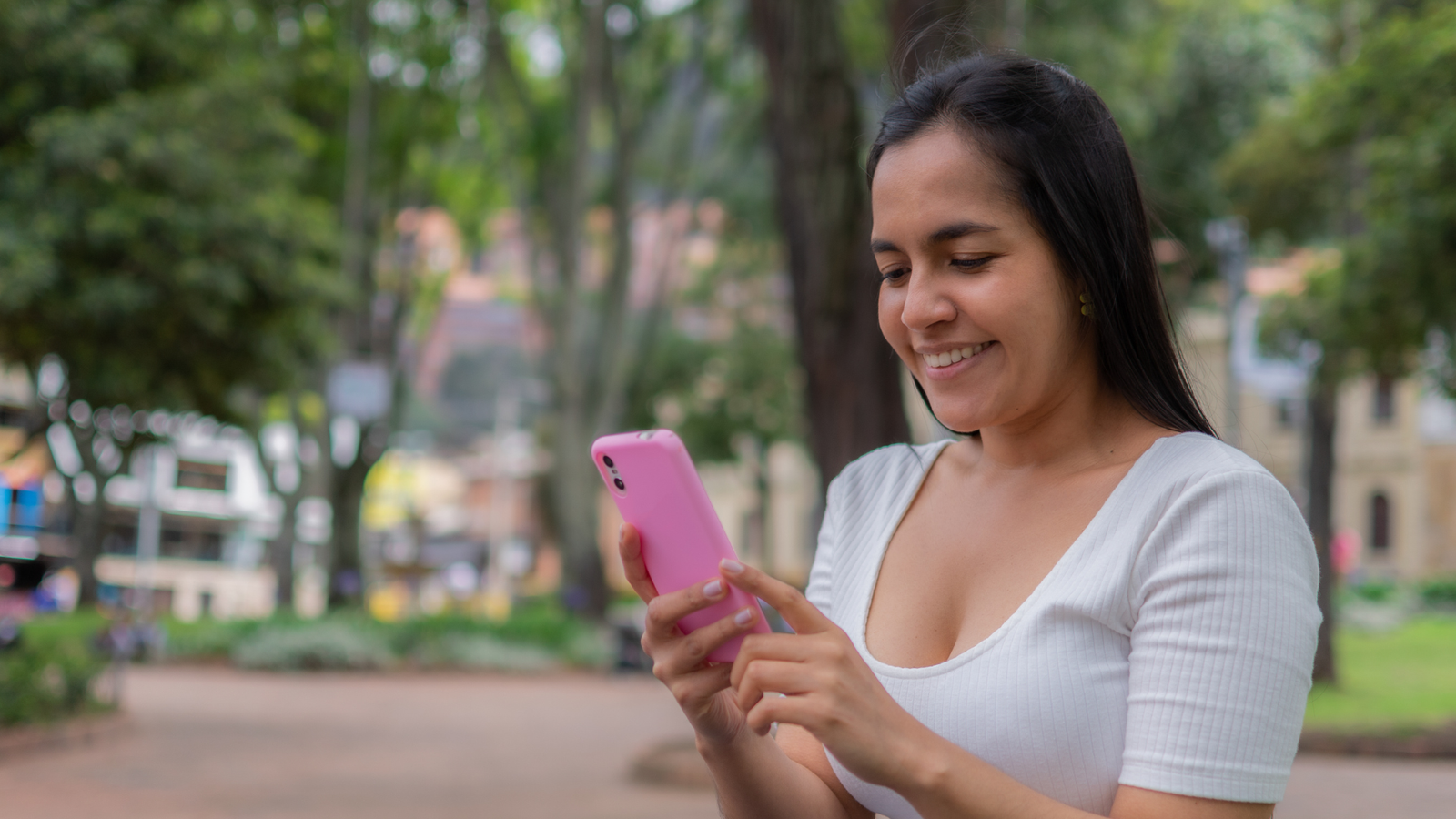 Dueño de pequeña empresa usando un celular para gestionar su negocio